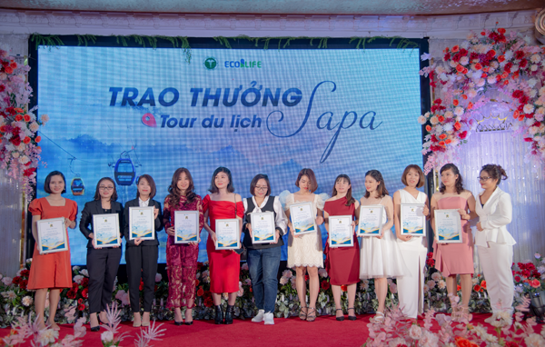 Trao thưởng tour du lịch Sapa cho nhà phân phối đạt doanh số 3 tháng liên tiếp